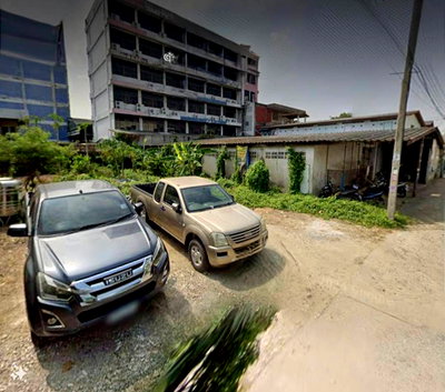 Houses for sale Phet Kasem Road : House and property for sale in a prime location on Phetkasem Road, near MRT Bang Khae and MRT Lak Song