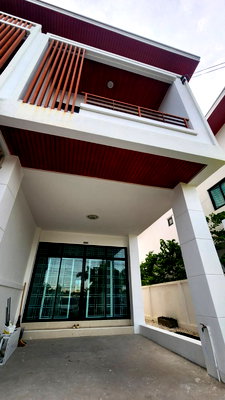 Townhouses for sale Ammata Nakhon Industrial Estate : Two-storey townhouse for sale, located next to the motorway.