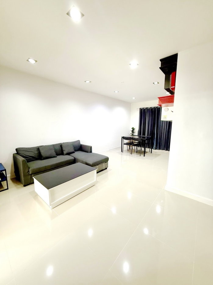 รูป R0964 | ให้เช่า ทาวน์โฮม 2 ชั้น แปลงมุม จากเซ็นทรัลแอร์พอร์ต-สนามบินเชียงใหม่ 9 นาที ทำเลช้างคลาน จากถนนมหิดล 600 เมตร ใกล้ห้าง ร้านค้า โรงเรียน  - รูปที่ 2/12