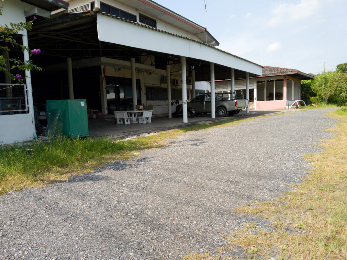 รูป ขายที่ดินพร้อมบ้าน ทำเลศักยภาพ ติดถนนนิมิตใหม่ กรุงเทพฯ - รูปที่ 3/6