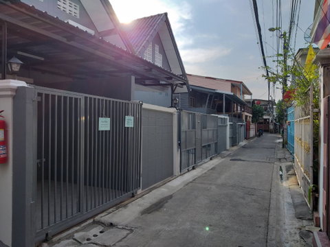 Single-story house for rent, 4 bedrooms, 1 bathroom, Soi Charansanitwong 37, good location.