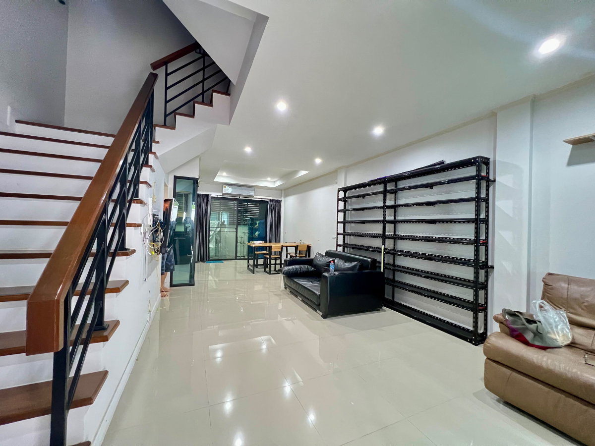 รูป ขายด่วน! ราคาพิเศษ ทาวน์โฮม 3 ชั้น ศุภาลัย เอสเซ้นส์ ลาดพร้าว | ทำเลศักยภาพ ใจกลางลาดพร้าว – ใกล้ MRT ลาดพร้าว 101 เพียง 1 กม. บ้านสวยสไตล์โมเดิร์น - รูปที่ 4/23