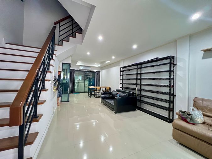 3-bed townhouse for sale, 181 sqm, 20 sq wah, Supalai Essence Ladprao