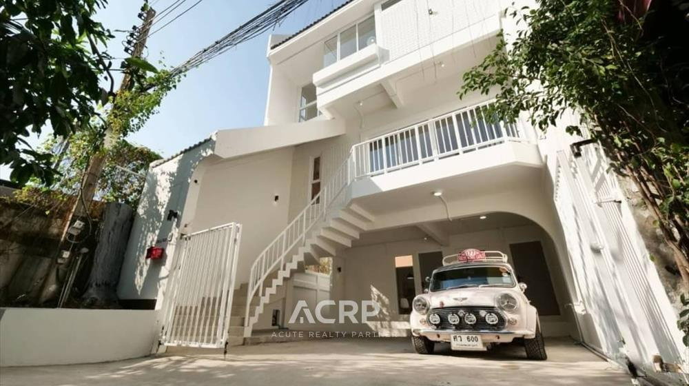 รูป ให้เช่าบ้านเดี่ยวซอยปรีดี 42 สุขุมวิท 71 บ้านเดี่ยวสไตล์ลอฟ เลี้ยงสัตว์ได้ ตกแต่งพร้อมเฟอร์นิเจอร์ - รูปที่ 1/12