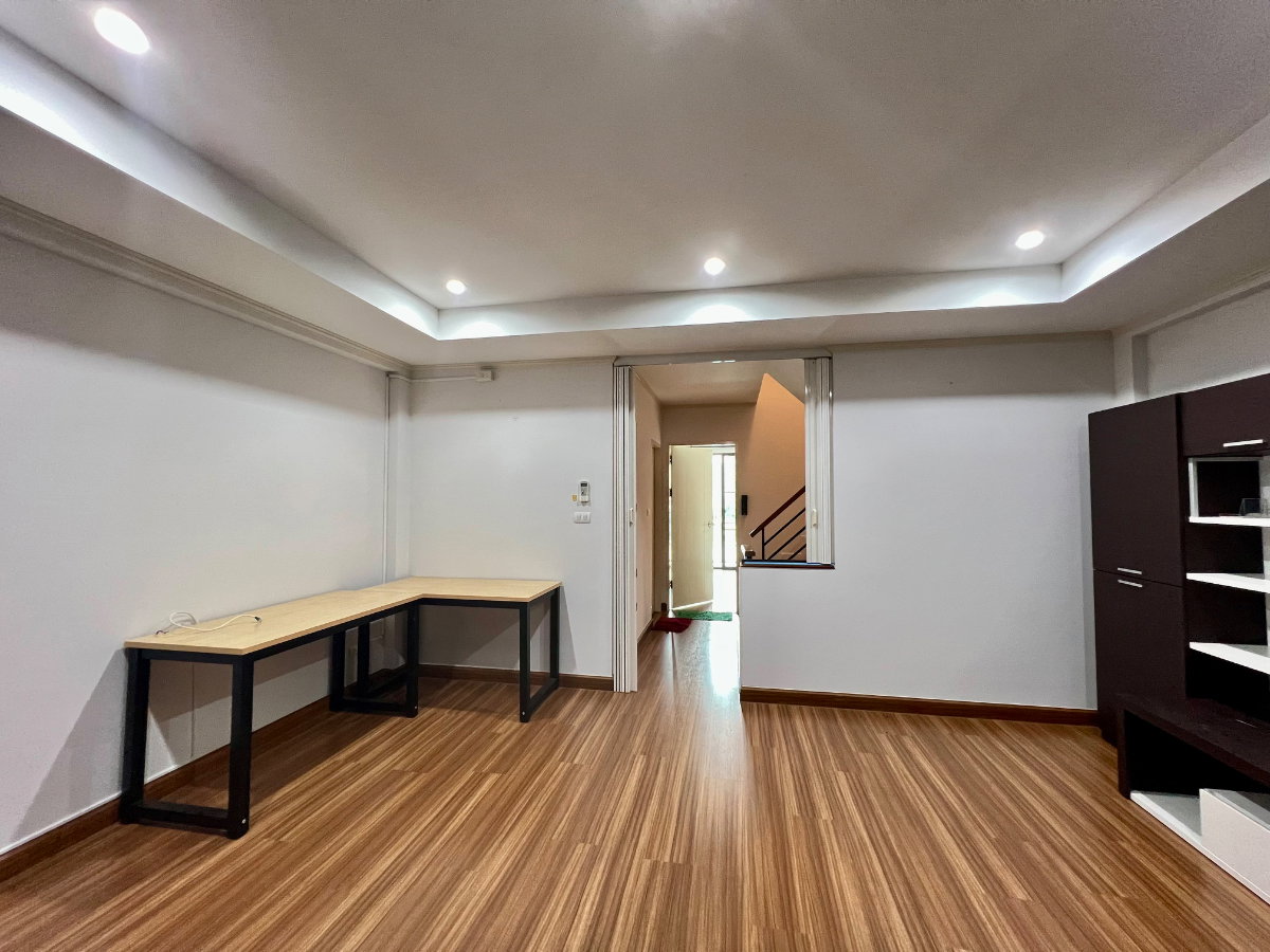 รูป ขายด่วน! ราคาพิเศษ ทาวน์โฮม 3 ชั้น ศุภาลัย เอสเซ้นส์ ลาดพร้าว | ทำเลศักยภาพ ใจกลางลาดพร้าว – ใกล้ MRT ลาดพร้าว 101 เพียง 1 กม. บ้านสวยสไตล์โมเดิร์น - รูปที่ 15/23