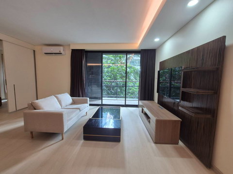 Mode sukhumvit61 condo near bts eakamai 1bed 1 bath 50+sqm. Please add us line: paolin1 whatapp:0928242499