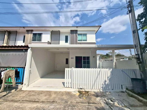 Corner townhome for sale in Pruksa Khao Noi Village, Bang Lamung, Chonburi.