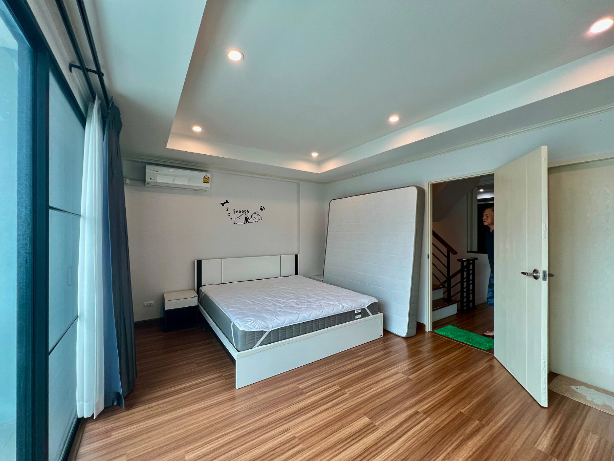 รูป ขายด่วน! ราคาพิเศษ ทาวน์โฮม 3 ชั้น ศุภาลัย เอสเซ้นส์ ลาดพร้าว | ทำเลศักยภาพ ใจกลางลาดพร้าว – ใกล้ MRT ลาดพร้าว 101 เพียง 1 กม. บ้านสวยสไตล์โมเดิร์น - รูปที่ 9/23