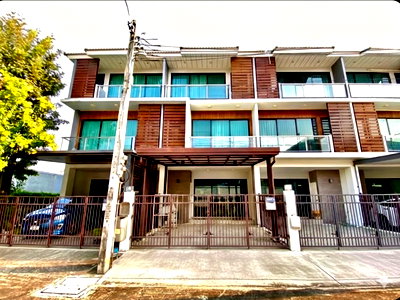 ทาวน์โฮม กรุงเทพมหานคร : ขายด่วน! ราคาพิเศษ ทาวน์โฮม 3 ชั้น ศุภาลัย เอสเซ้นส์ ลาดพร้าว | ทำเลศักยภาพ ใจกลางลาดพร้าว – ใกล้ MRT ลาดพร้าว 101 เพียง 1 กม. บ้านสวยสไตล์โมเดิร์น