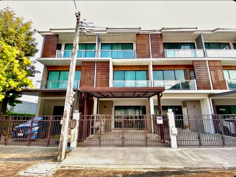 ขายทาวน์โฮม : ขายด่วน! ราคาพิเศษ ทาวน์โฮม 3 ชั้น ศุภาลัย เอสเซ้นส์ ลาดพร้าว | ทำเลศักยภาพ ใจกลางลาดพร้าว – ใกล้ MRT ลาดพร้าว 101 เพียง 1 กม. บ้านสวยสไตล์โมเดิร์น