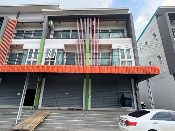 ให้เช่าถูกมากอาคารพาณิชย์ 3 ชั้น ใกล้นิคมปิ่นทอง1 ศรีราชา พร้อมอยู่
