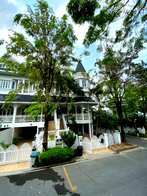 Houses for rent BITEC Bang Na : 🏰 Exquisite European Vintage Style | Corner Unit with Pool & Garden View | Fantasia Villa 2 (Sukhumvit 107)