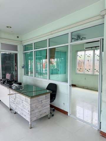 รูป HR3462ให้เช่าอาคารพาณิชย์ทำเลศักยภาพ ติดถนนใหญ่เส้นเลียบวารี แหล่งชุมชนคนพลุกพล่าน ใกล้หมู่บ้านและห้างสะดวกซื้อ - รูปที่ 2/7