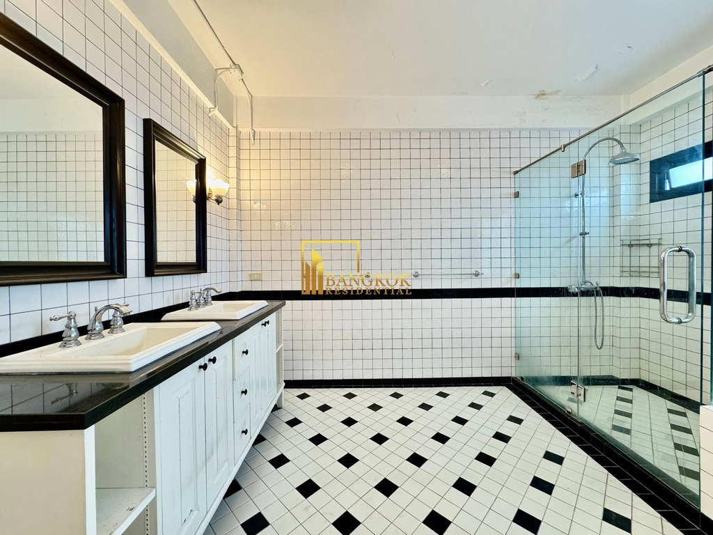 รูป Charming 3 Bedroom Townhouse For Rent in Sathorn Area - BR49030TH - รูปที่ 29/34