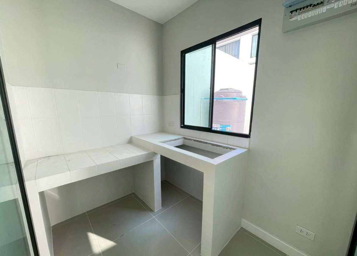 รูป ทาวน์โฮม 3 ชั้น สไตล์ Modern Penthouse บนทำเลนวมินทร์  - รูปที่ 5/16
