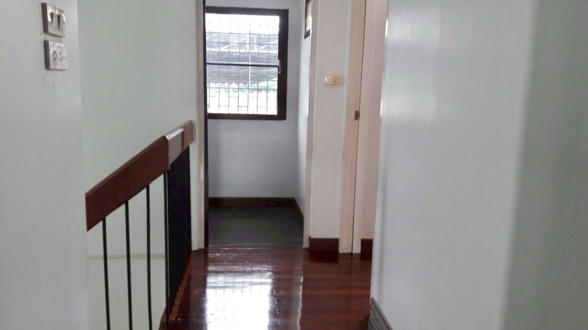 รูป #บ้านเดี่ยวให้เช่า ลาดพร้าว 64 ทำเลดี เดินทางสะดวก เหมาะสำหรับอยู่อาศัยหรือทำโฮมออฟฟิศ มี 3 ห้องนอน | 2 ห้องน้ำ | จอดรถ 2 คัน | แอร์ 4 เครื่อง - รูปที่ 9/10