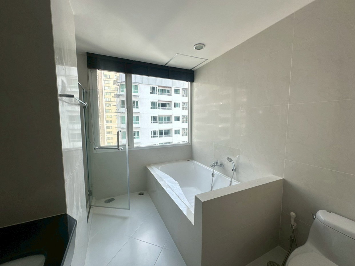 รูป LTH15333 – Luxury Condo High Floor for Rent Phrom Phong | City Lifestyle Best Value | Near BTS Phrom Phong | 180,000 THB | คอนโดหรูให้เช่า พร้อมพงษ์ ห้องใหญ่พิเศษ ชั้นสูง คุ้มค่า ใกล้ BTS พร้อมพงษ์ - รูปที่ 3/12