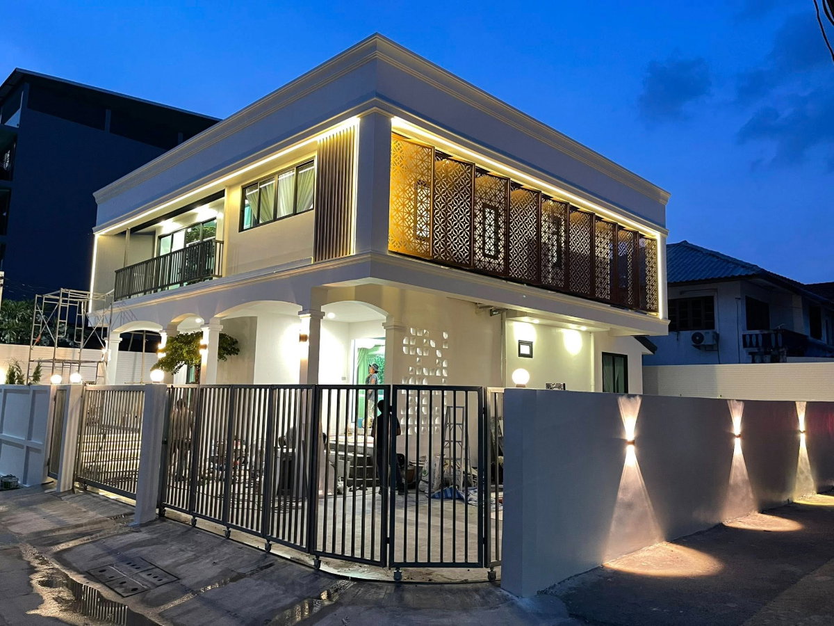 รูป R156 🏡✨ขายด่วน บ้านเดี่ยวหลังมุม สไตล์ Modern Craftsmanship นวมินทร์ 127 เดินทางง่ายทำเลดี ราคาเพียง 10.50 MB เท่านั้น - รูปที่ 2/25