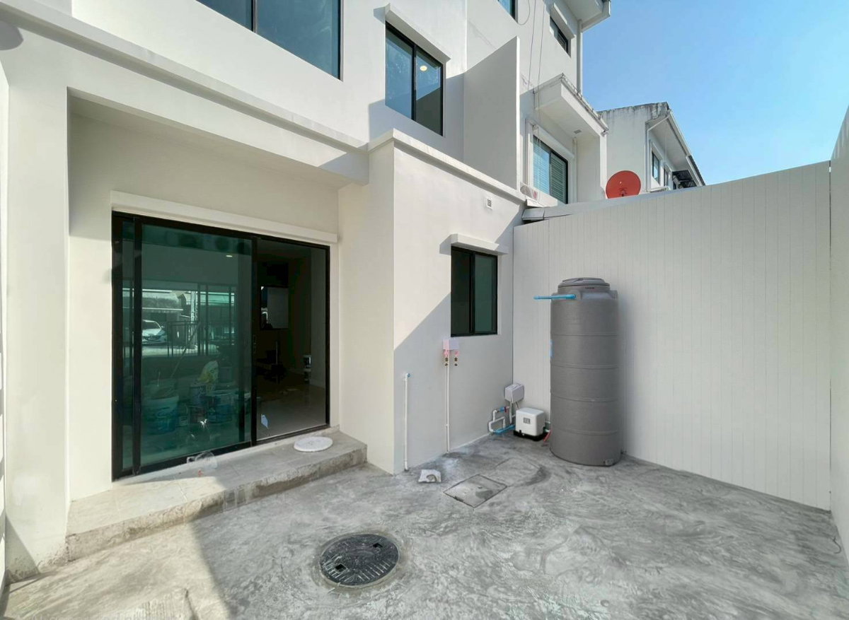 รูป ทาวน์โฮม 3 ชั้น สไตล์ Modern Penthouse บนทำเลนวมินทร์  - รูปที่ 4/16