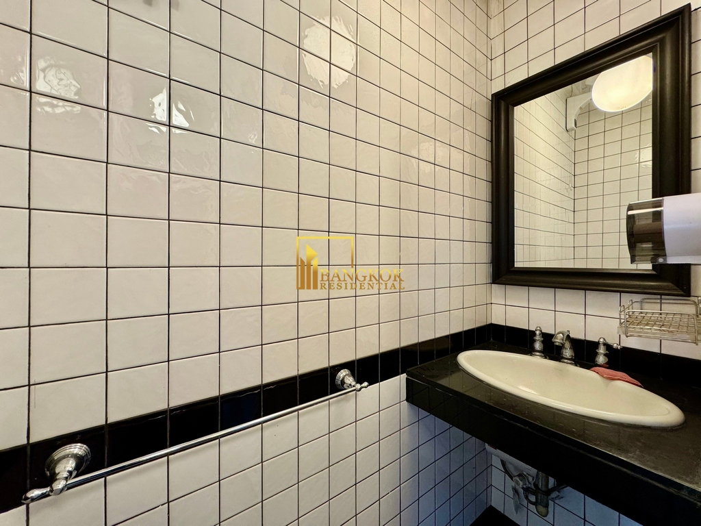 รูป Charming 3 Bedroom Townhouse For Rent in Sathorn Area - BR49030TH - รูปที่ 6/34