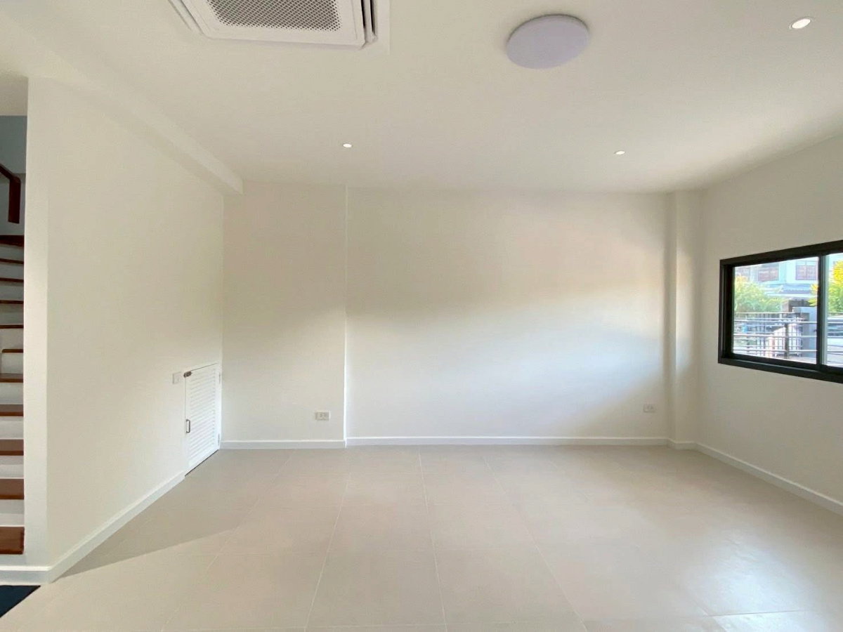 รูป 🏡✨ FOR RENT ทาวน์โฮม 3.5 ชั้น นาคนิวาส 48 ลาดพร้าว 71 4 ห้องนอน 5 ห้องน้ำ รีโนเวทใหม่ พร้อมอยู่ บ้านแปลงมุม โปร่ง โล่ง มีช่องแสงด้านข้าง #จดบริษัทได้ - รูปที่ 4/20