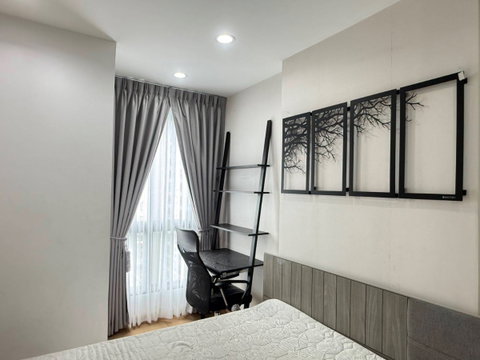 Great Value Condo! 1-Bed Condo near BTS Pho Nimit. Stylish Built-ins & City View Bar Counter