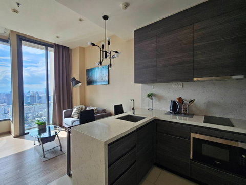 For rent : The Esse Asoke Beautiful decor unit with Stunning City View 1BR