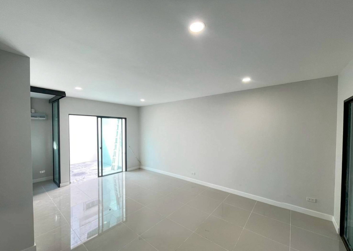 รูป ทาวน์โฮม 3 ชั้น สไตล์ Modern Penthouse บนทำเลนวมินทร์  - รูปที่ 6/16