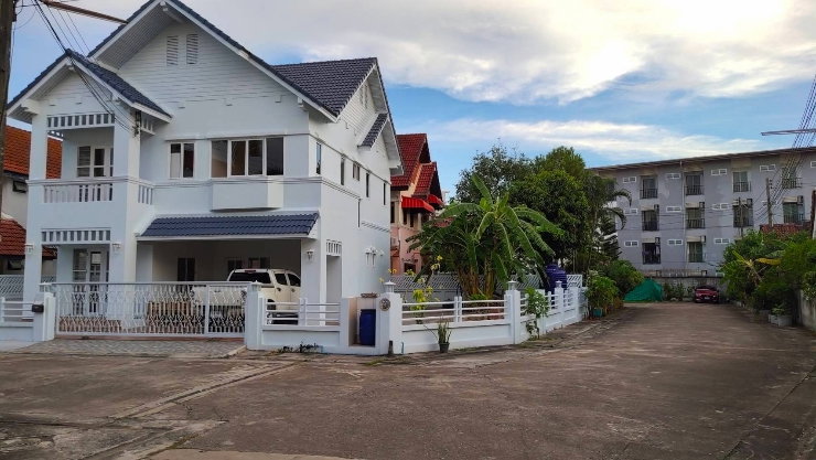 บ้านเดี่ยวให้เช่า : บ้าน 2 ชั้นติดถนนไร่กล้วยแต่อัสสัมชัญศรีราชาเพียง 2 นาที