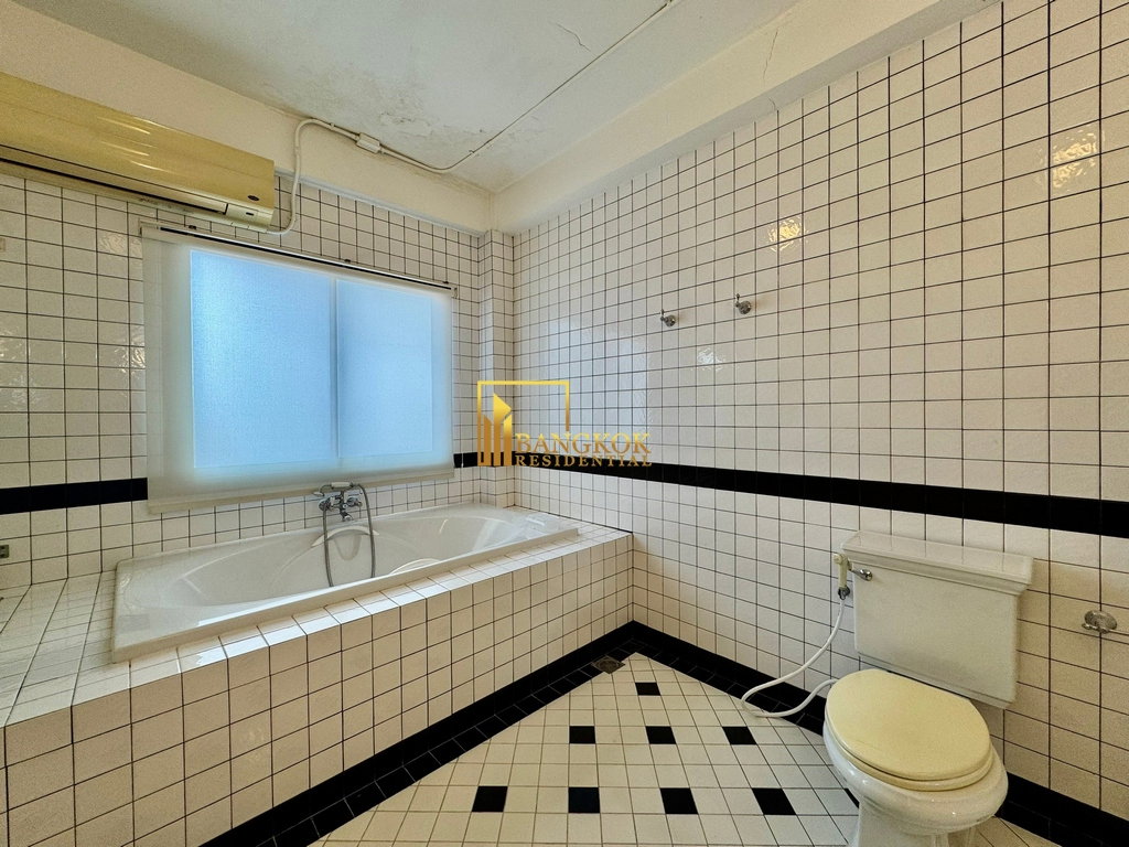 รูป Charming 3 Bedroom Townhouse For Rent in Sathorn Area - BR49030TH - รูปที่ 30/34