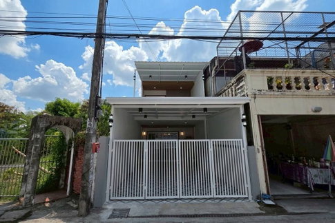 ขายทาวน์เฮาส์หลังมุมเรวดี 22 เนื้อที่ 25 ตร.ว. 4 นอน แต่งใหม่ติด MRT ฟรีโอน