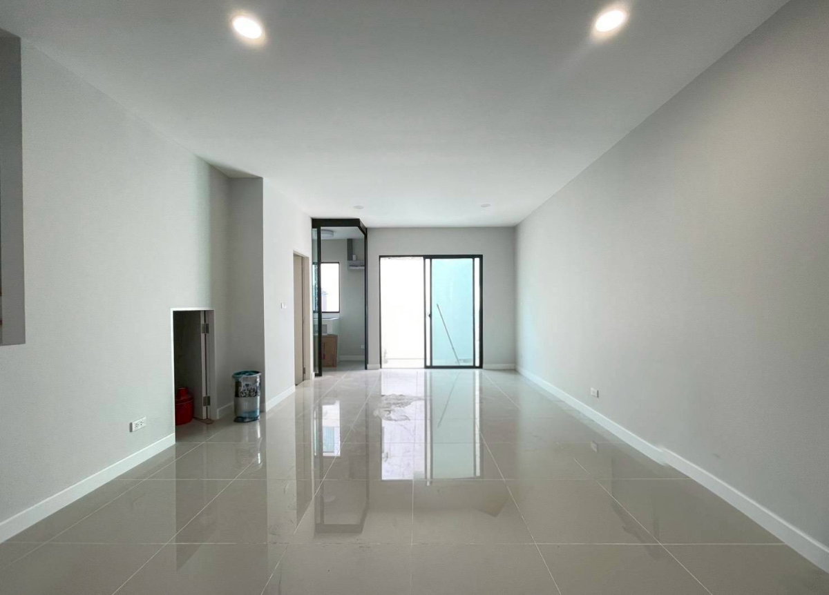 รูป ทาวน์โฮม 3 ชั้น สไตล์ Modern Penthouse บนทำเลนวมินทร์  - รูปที่ 2/16