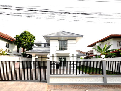 บ้านเดี่ยว ถนนลำลูกกา : ขายราคาพิเศษ บ้านเดี่ยว 2 ชั้น ขนาด 80.3 ตรว. 3นอน 3น้ำ ม.อู่ทองเพลส2 บ้านหลังใหญ่ ถนนเมน ฟังชั่นดีเยี่ยม พร้อมเฟอร์ [เปียร์​นนท์-ลำลูกกา]