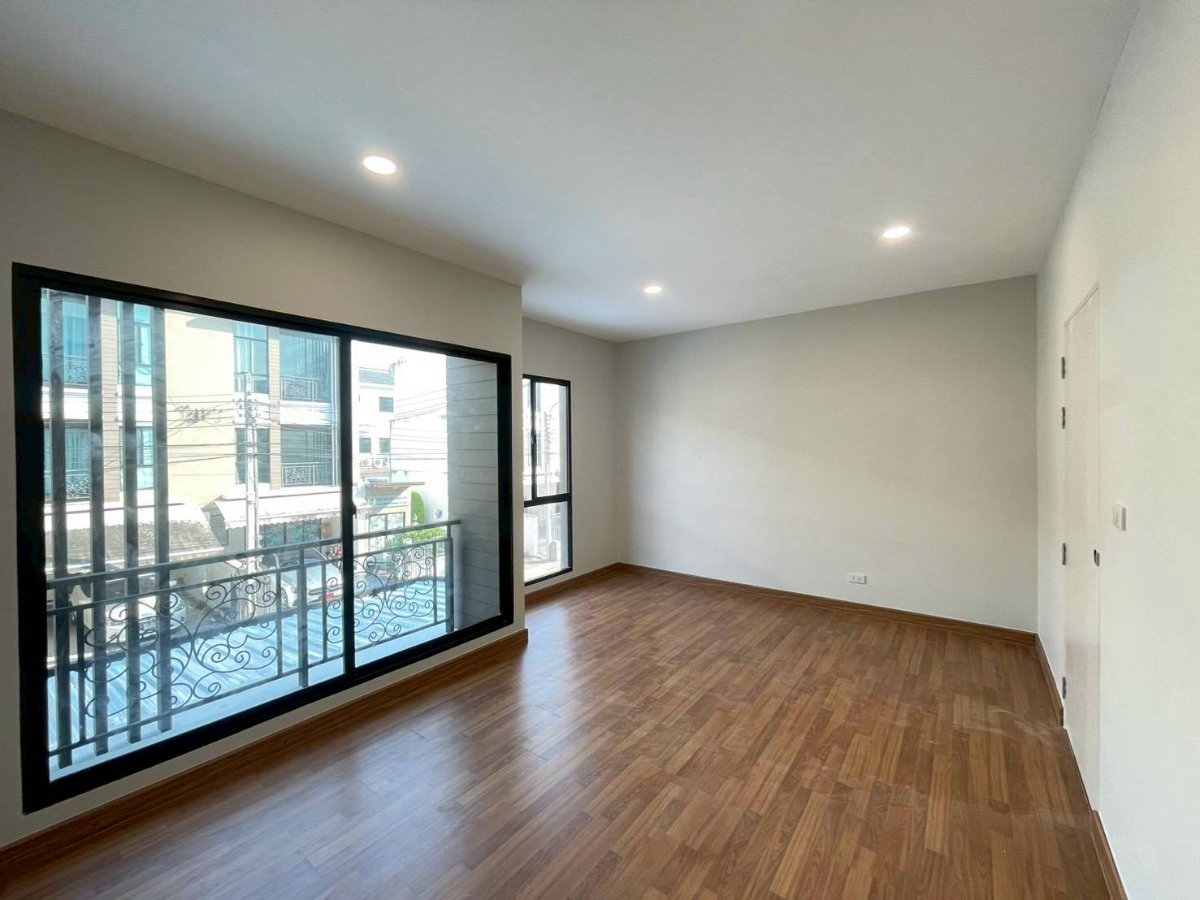 รูป ทาวน์โฮม 3 ชั้น สไตล์ Modern Penthouse บนทำเลนวมินทร์  - รูปที่ 11/16