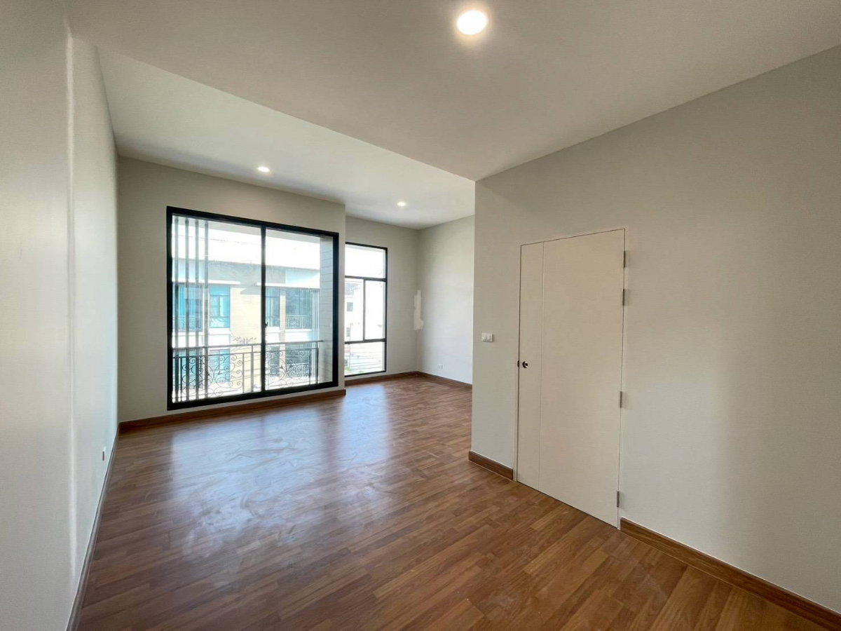รูป ทาวน์โฮม 3 ชั้น สไตล์ Modern Penthouse บนทำเลนวมินทร์  - รูปที่ 13/16
