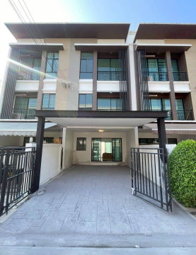 ทาวน์โฮม 3 ชั้น สไตล์ Modern Penthouse บนทำเลนวมินทร์ 