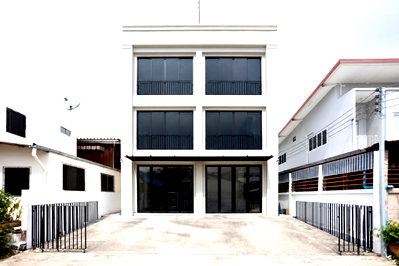 Shophouses for rent BITEC Bang Na : For rent: Office building on Bangna–Trat Road, Soi 13, near Central Bangna.