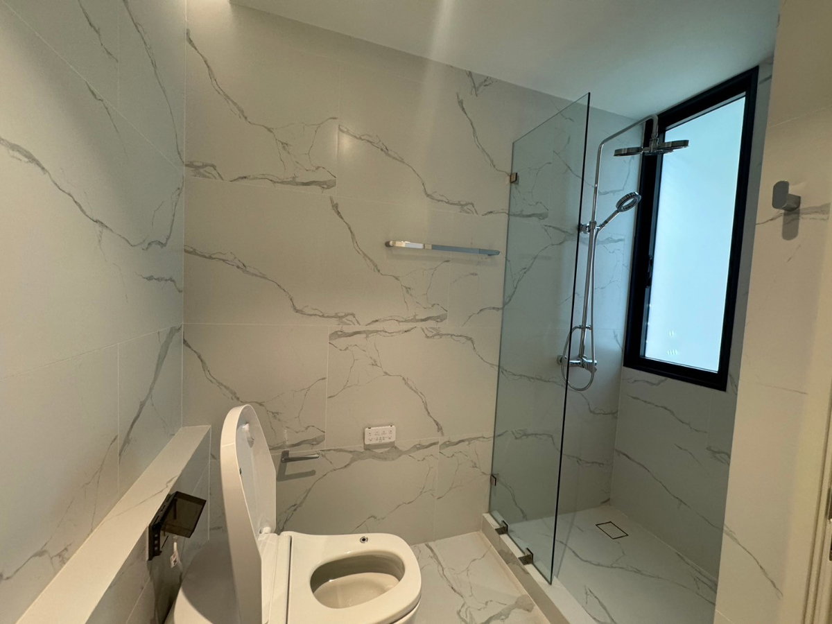 รูป ขาย บ้านใหม่ 5 ชั้น พร้อมลิฟท์ ใกล้ BTS ตกแต่งสไตล์ Modern Minimal ** NO CO-AGENT ** - รูปที่ 17/18