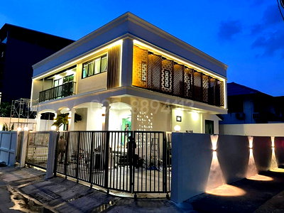 Houses for sale Yamjard Vichanusorn School : FOR SALE  HOUSE PROPERTY  9850000 BAHT.