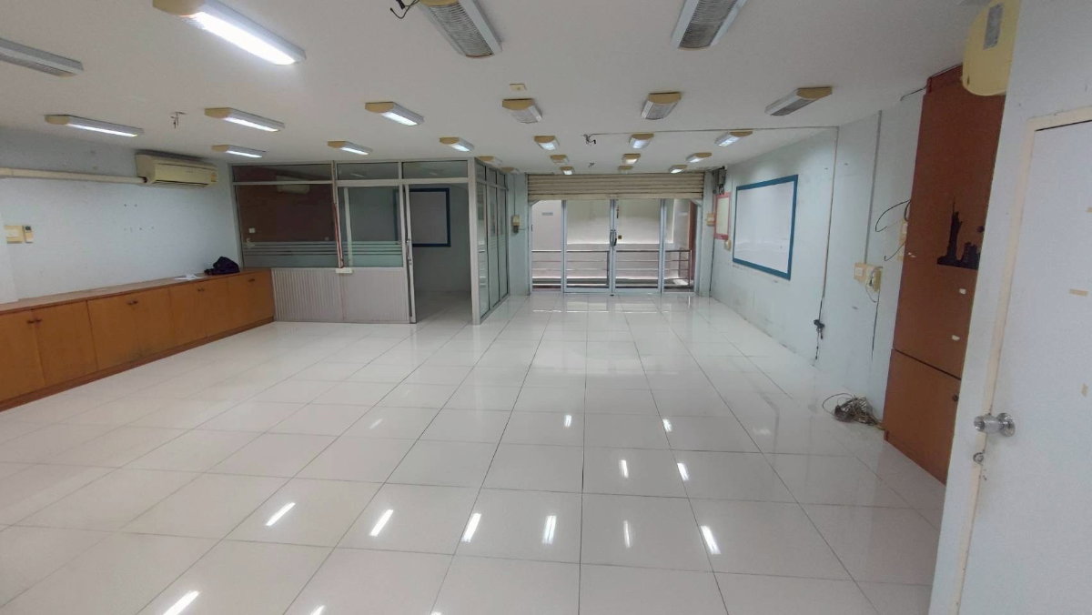 Silom plaza main road space for rent in Silom Narathiwat near bts Chong Nonsi 2 bathrooms