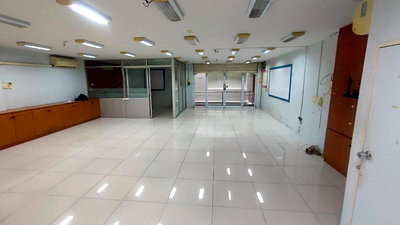 Shophouses for rent Sathon Road : Silom plaza main road space for rent in Silom Narathiwat near bts Chong Nonsi    Size 96 square meters    2 bathrooms 