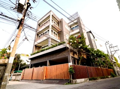 บ้านเดี่ยว ถนนวิทยุ : ขาย บ้าน 5 ชั้น พร้อมสระว่ายน้ำและลิฟท์ สุขมวิท ** NO CO-AGENT **