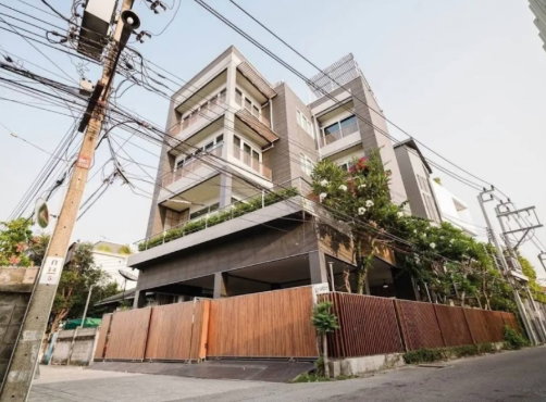 รูป ขาย บ้าน 5 ชั้น พร้อมสระว่ายน้ำและลิฟท์ สุขมวิท ** NO CO-AGENT ** - รูปที่ 1/20