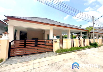 บ้านเดี่ยว ชลบุรี : บ้านสมัยใหม่พร้อมสระว่ายน้ำส่วนตัวในชุมชนที่มีรั้วรอบขอบชิดที่ปลอดภัย