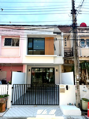 ทาวน์โฮม เซ็นทรัล พลาซ่า บางนา : 🏠 ขายทาวน์โฮม 2 ชั้น | โครงการ First Home วัชรพล   (หมู่บ้านเฟิสท์โฮมวัชรพล) ทำเลดีมาก หลังตลาดถนอมมิตร 50 เมตร ✨ ใกล้ทางด่วน เดินทางสะดวก 