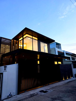 Houses for sale Bangna Commercial College : Pool Villa in Bang Chak 3 bedrooms, for sale
