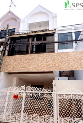 Townhouses for rent Outer Sukhumvit : Townhouse for Rent Near BTS Phra Khanong – Only 200 meters away (SPSJP341)