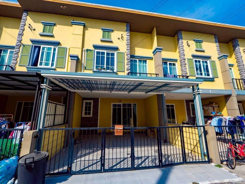 Townhouses for sale : Two-story townhome for sale in Golden Town Sriracha-Assumption, Chonburi.