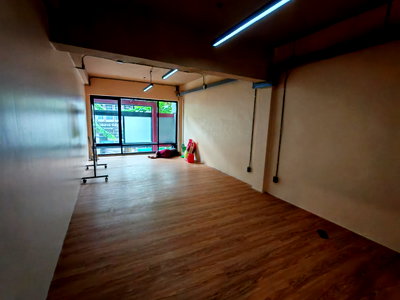 Shophouses for rent Suea Pa Road  : Main road Near  MRT Wat Mangkon station, shophouse for rent in Yaowarat, Samphanthawong, 2nd floor and rooftop, usable area 30 sq m.