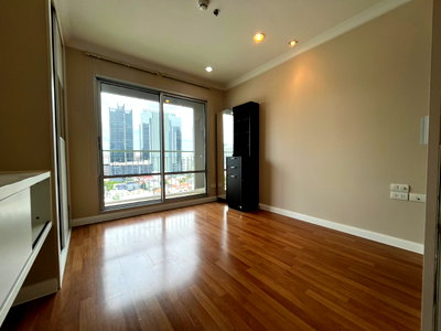 Condos for sale : 🔥 Lumpini Place Rama 9 - Ratchada | Rare Unit. Large 37.5 sq.m. room with new built-in furnishings. High floor Only 2.99 million baht.